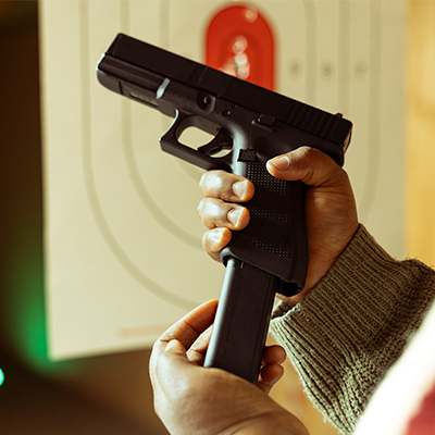 Detalle de pistola en galería de tiro