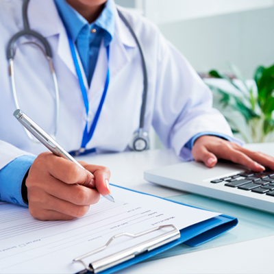 Doctor evaluando paciente