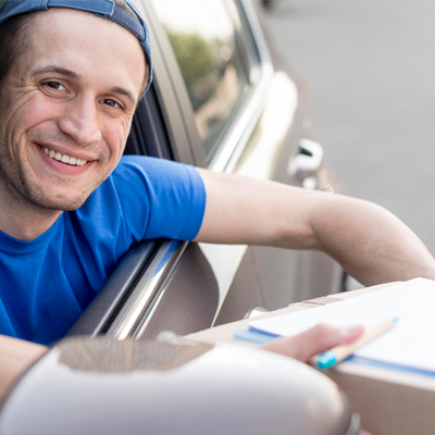Chico renovando su carnet de conducir